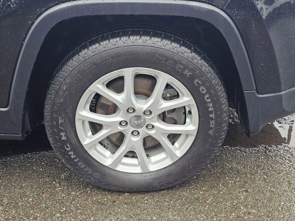 Used 2015 Jeep Cherokee Latitude w/ Cold Weather Group image 9