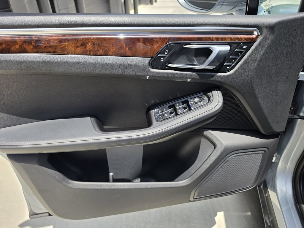 Certified 2023 Porsche Macan AWD/4WD image 19