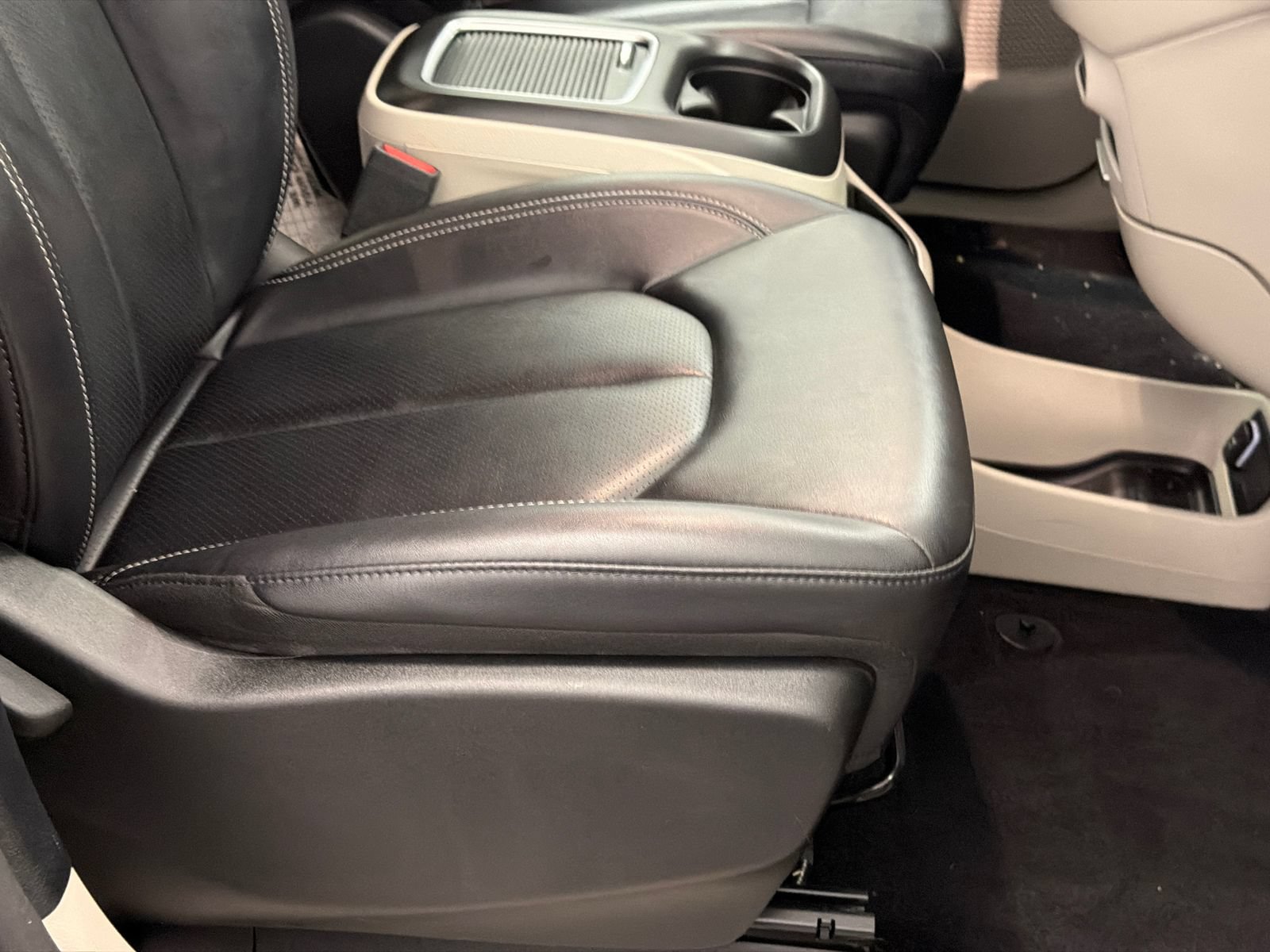 Used 2024 Chrysler Pacifica Touring-L FWD image 12