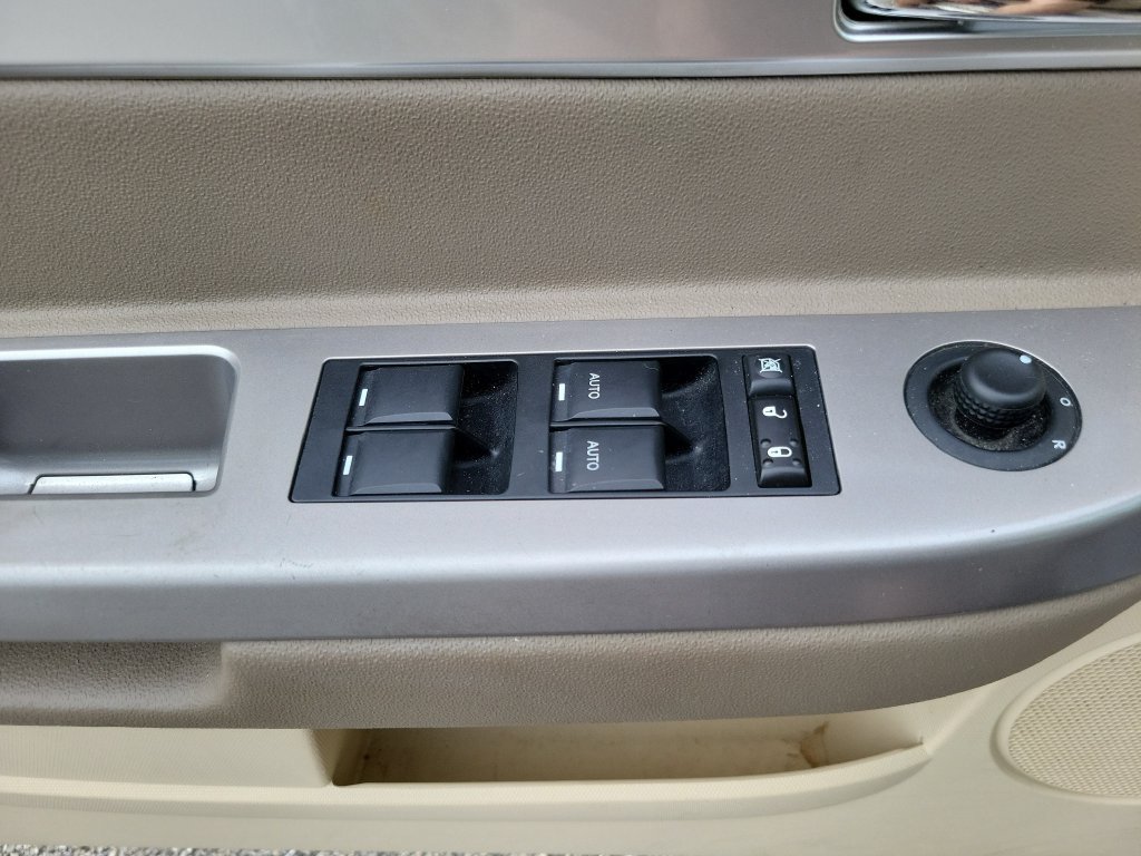 Used 2008 Chrysler Sebring Limited w/ Luxury Group FWD image 23