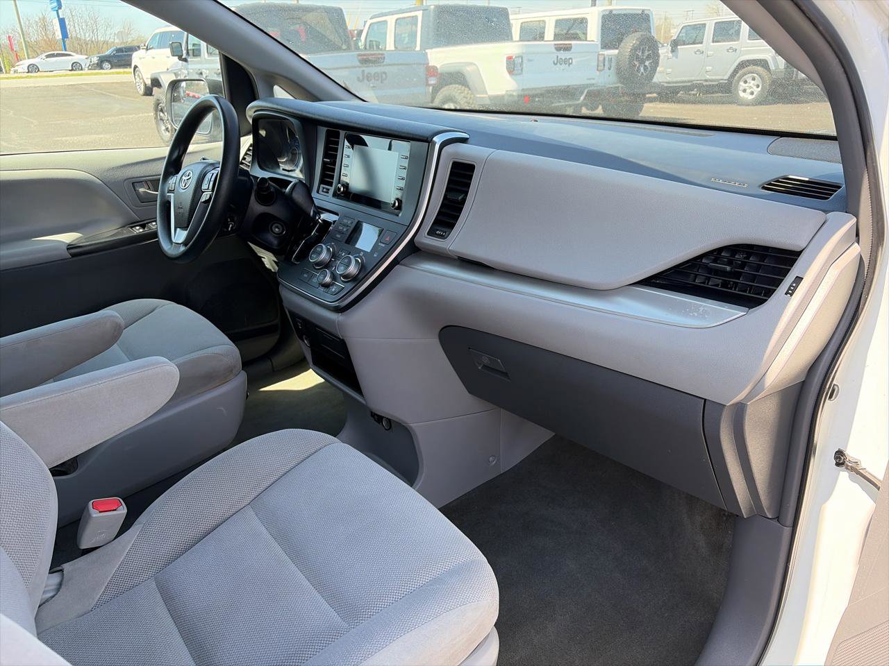 Used 2019 Toyota Sienna L FWD image 12
