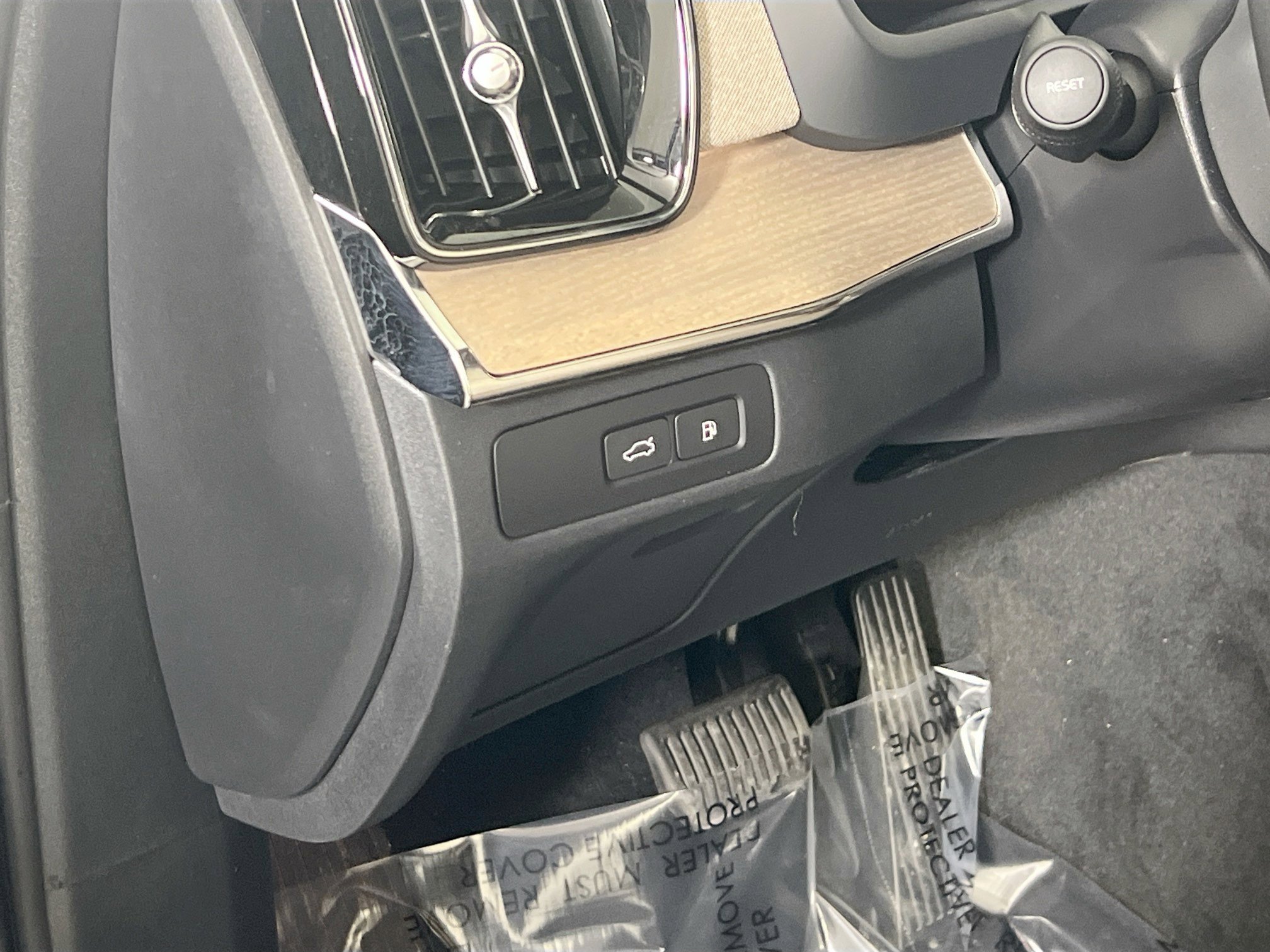 Used 2025 Volvo XC90 T8 Plus w/ Protection Package Premier image 10