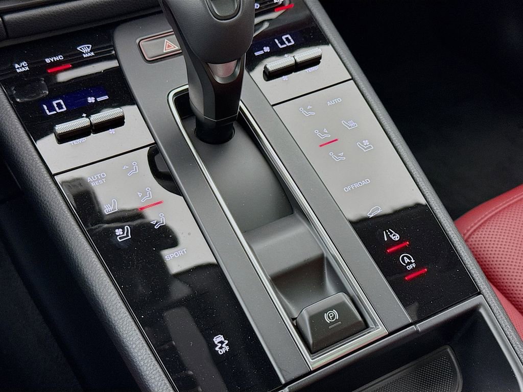 Certified 2025 Porsche Macan AWD/4WD image 22