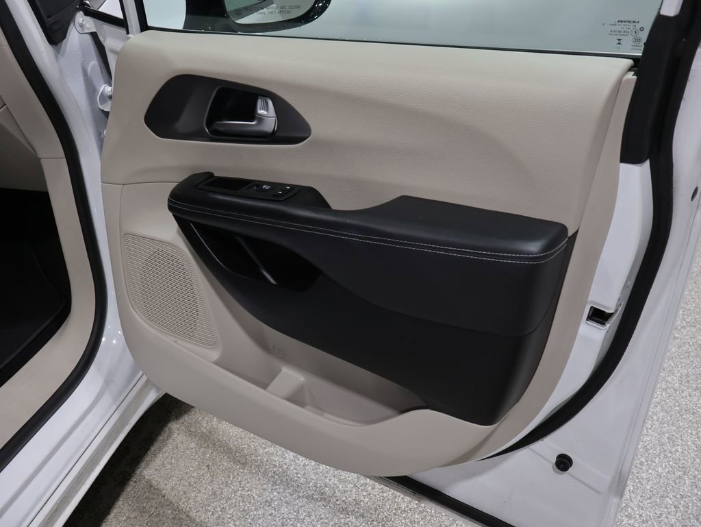 Certified 2024 Chrysler Pacifica Select image 27