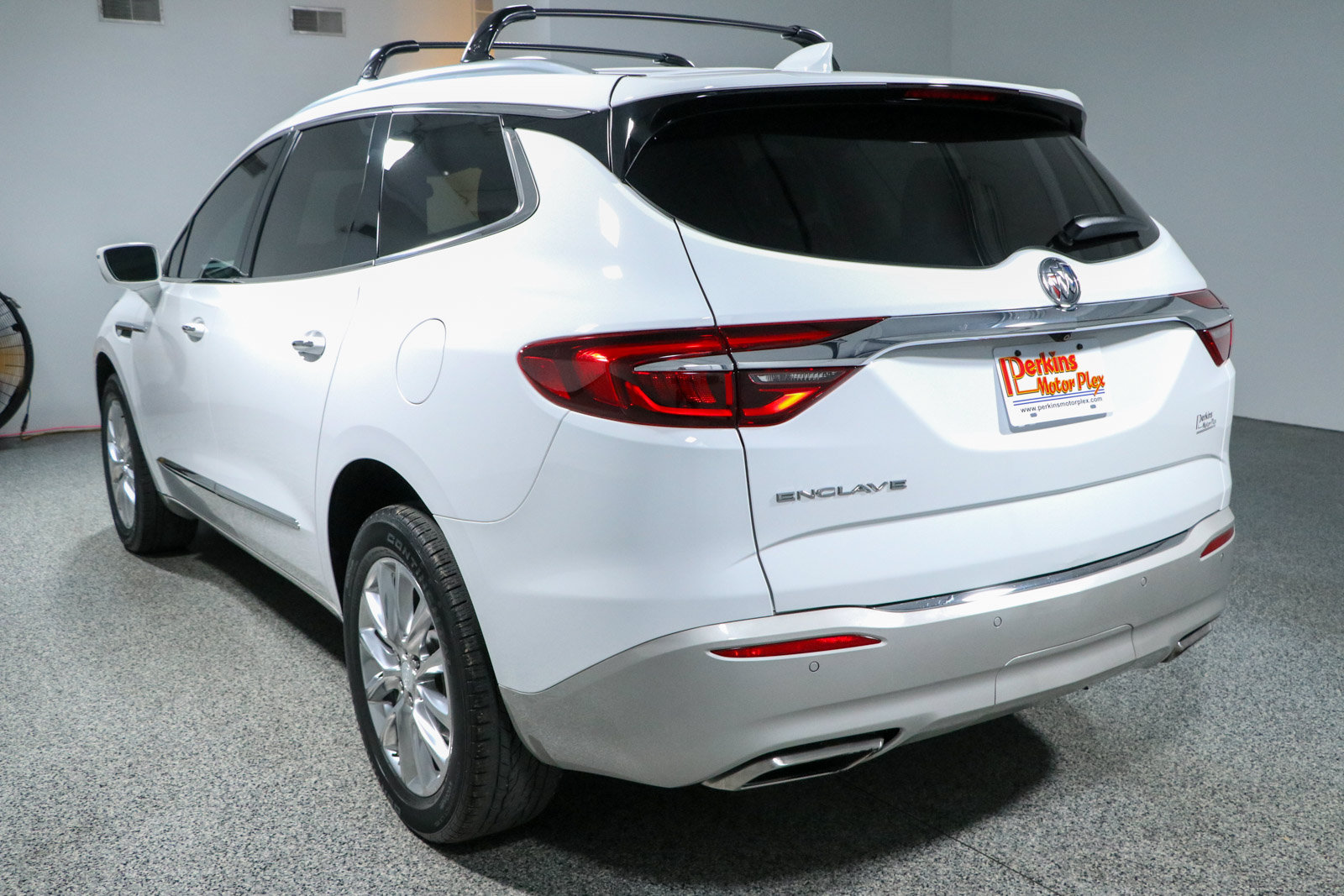 Used 2020 Buick Enclave Premium w/ Sun and Sites Package FWD image 9