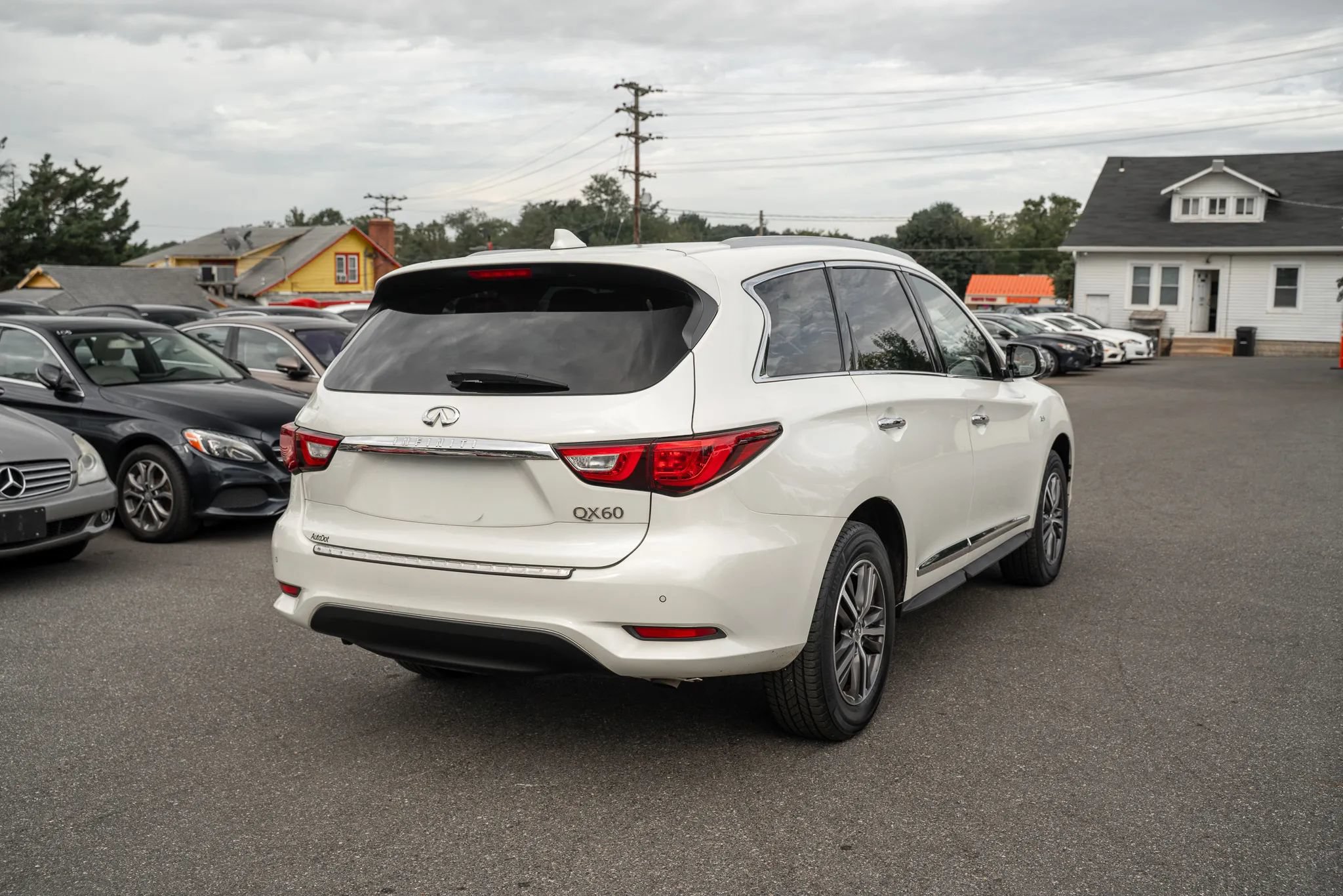 Used 2016 INFINITI QX60 Luxe w/ Premium Plus Package AWD/4WD image 3