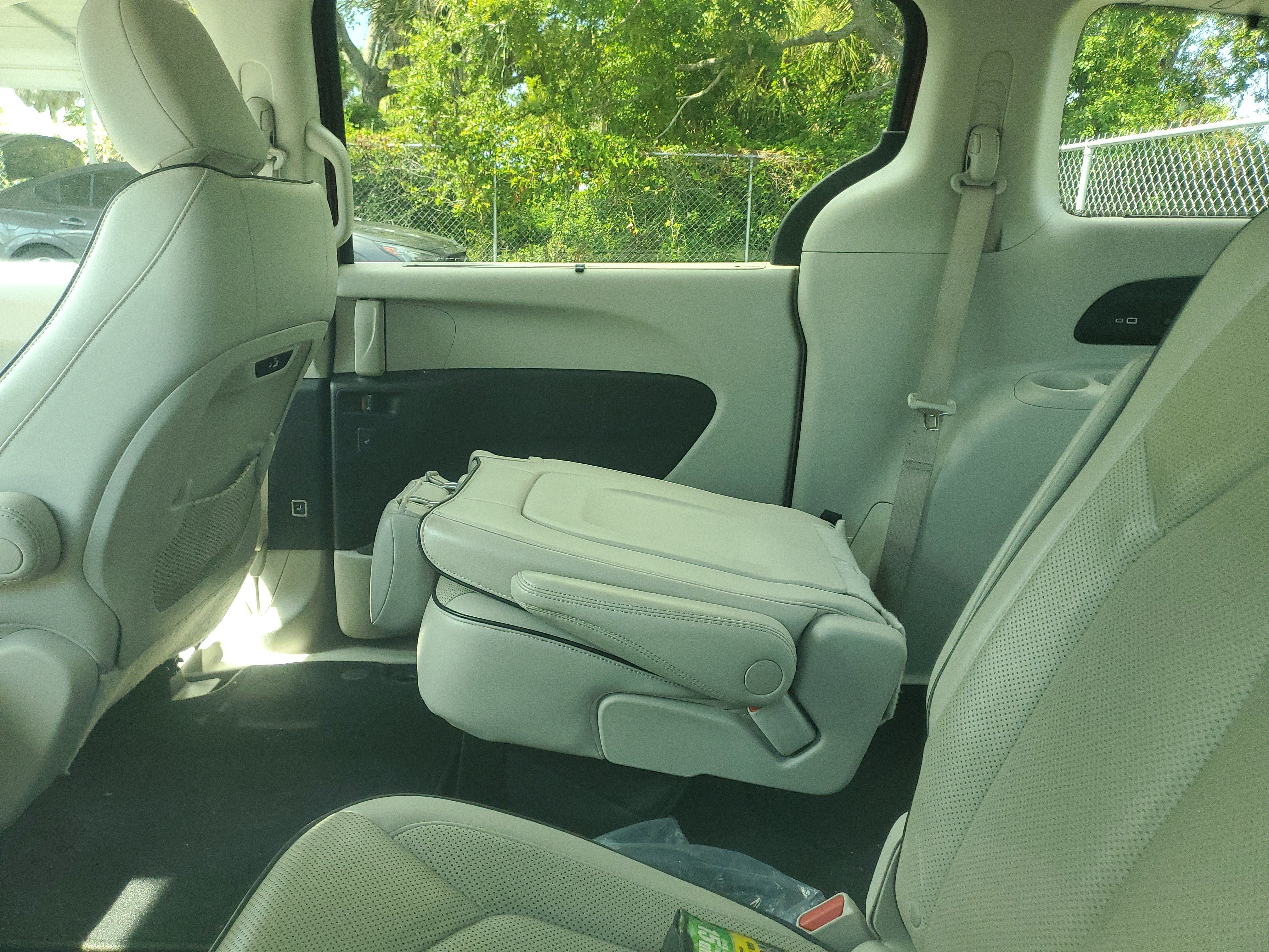 Used 2021 Chrysler Pacifica Limited w/ Premium & Safety Sphere Group AWD/4WD image 9