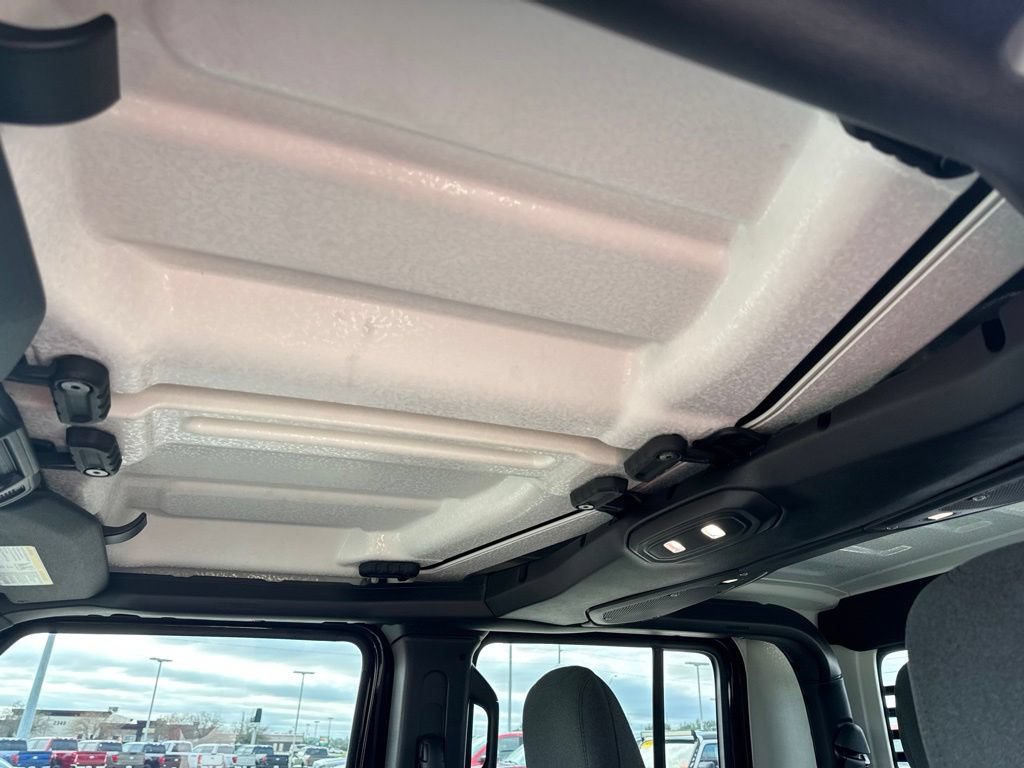 Certified 2024 Jeep Gladiator Sport AWD/4WD image 17