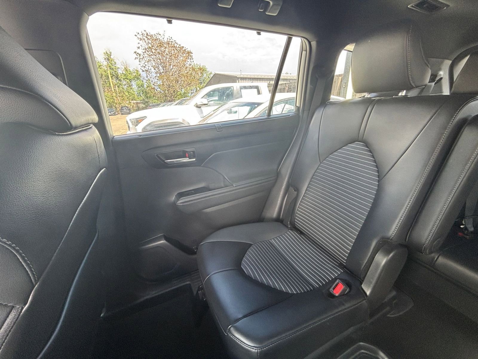 Used 2025 Toyota Highlander XSE AWD/4WD image 39