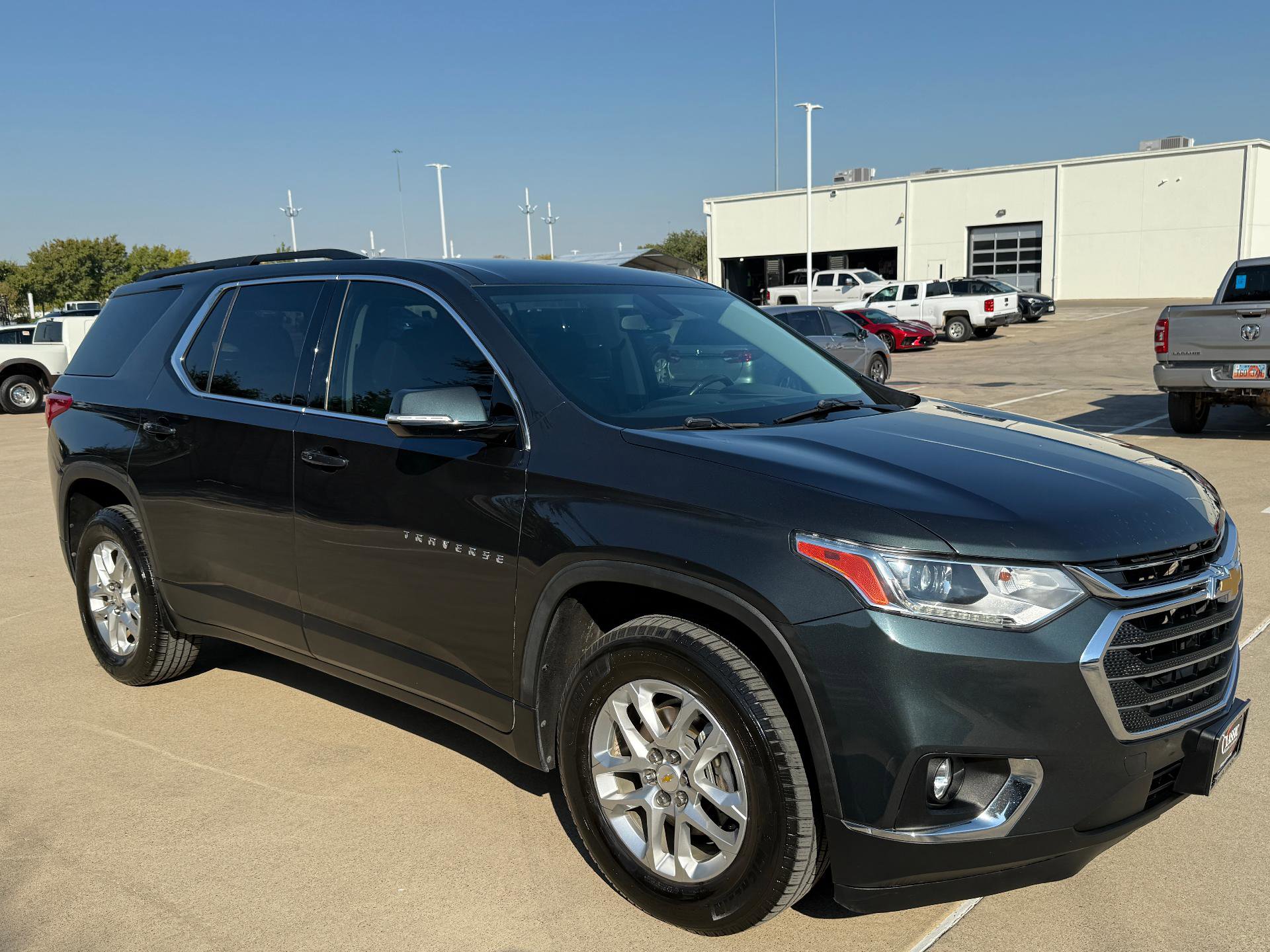 Used 2020 Chevrolet Traverse LT image 2