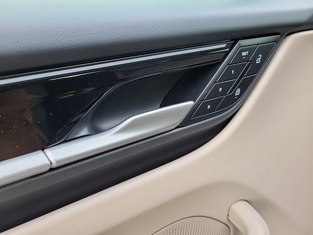 Used 2025 Porsche Macan 4 Electric image 28