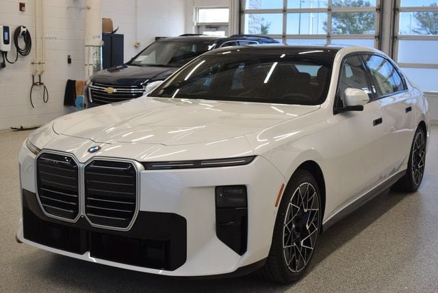 New 2027 BMW 740i xDrive w/ M Sport Package AWD/4WD image 9