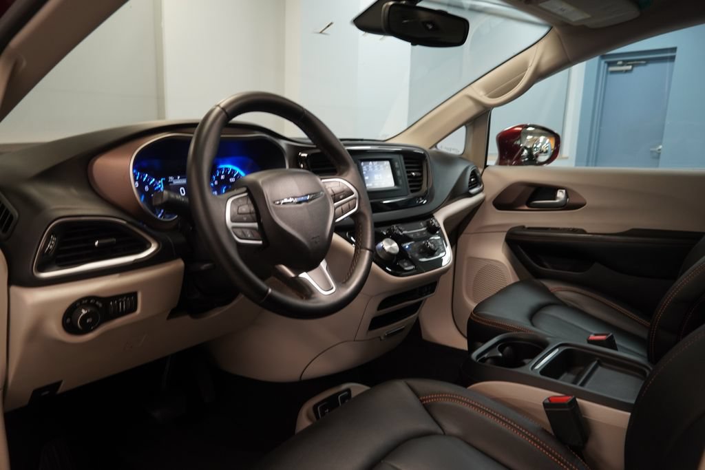 Used 2017 Chrysler Pacifica Touring-L FWD image 6