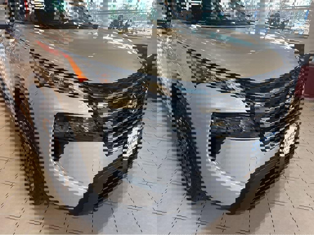 Used 2024 Nissan Rogue SV image 5