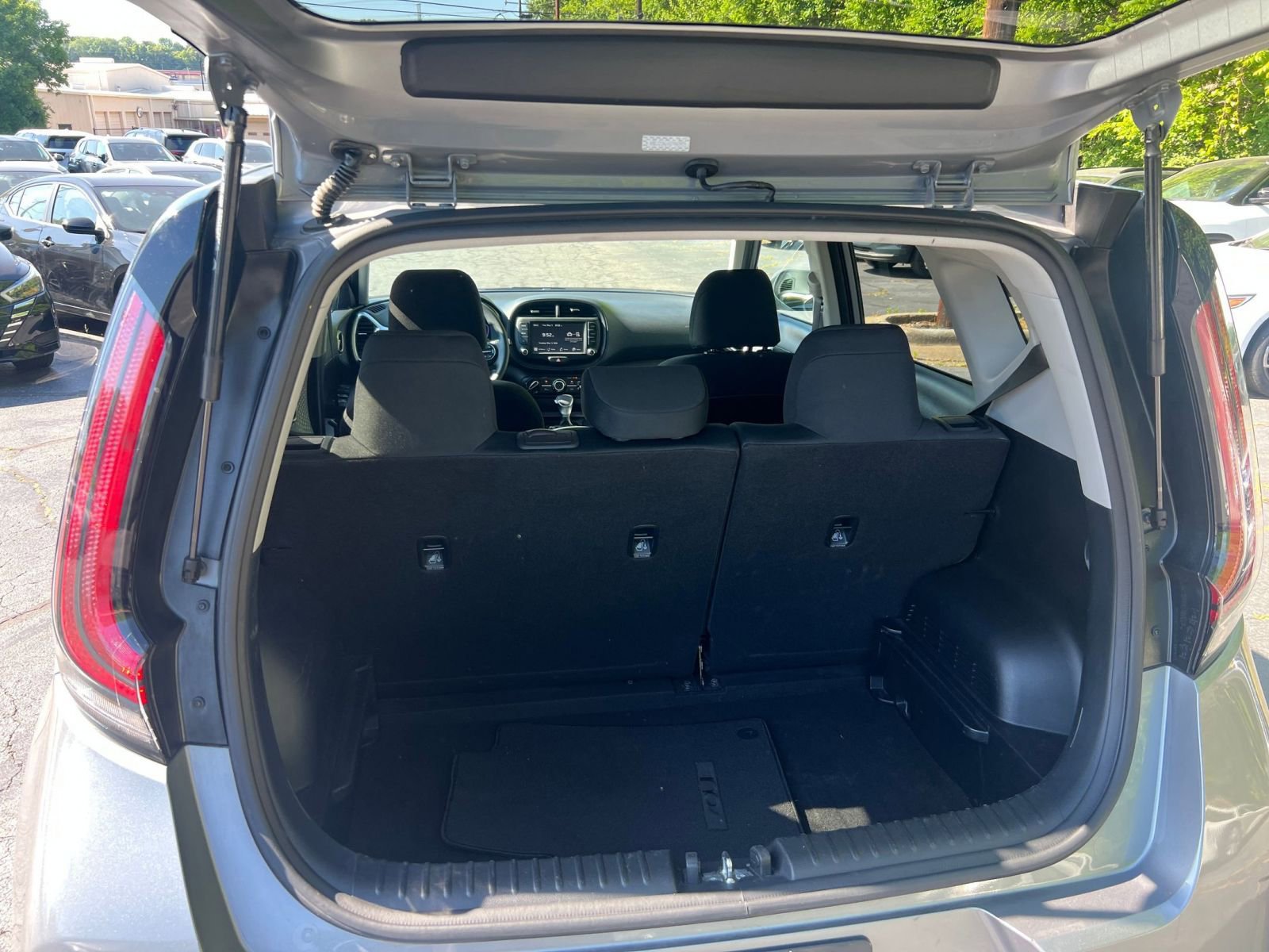 Used 2025 Kia Soul LX w/ LX Technology Package FWD image 25