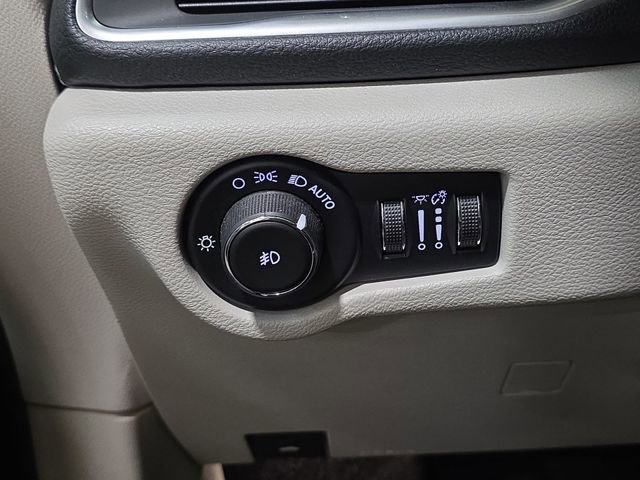 Used 2018 Chrysler Pacifica Limited w/ Tire & Wheel Group image 29