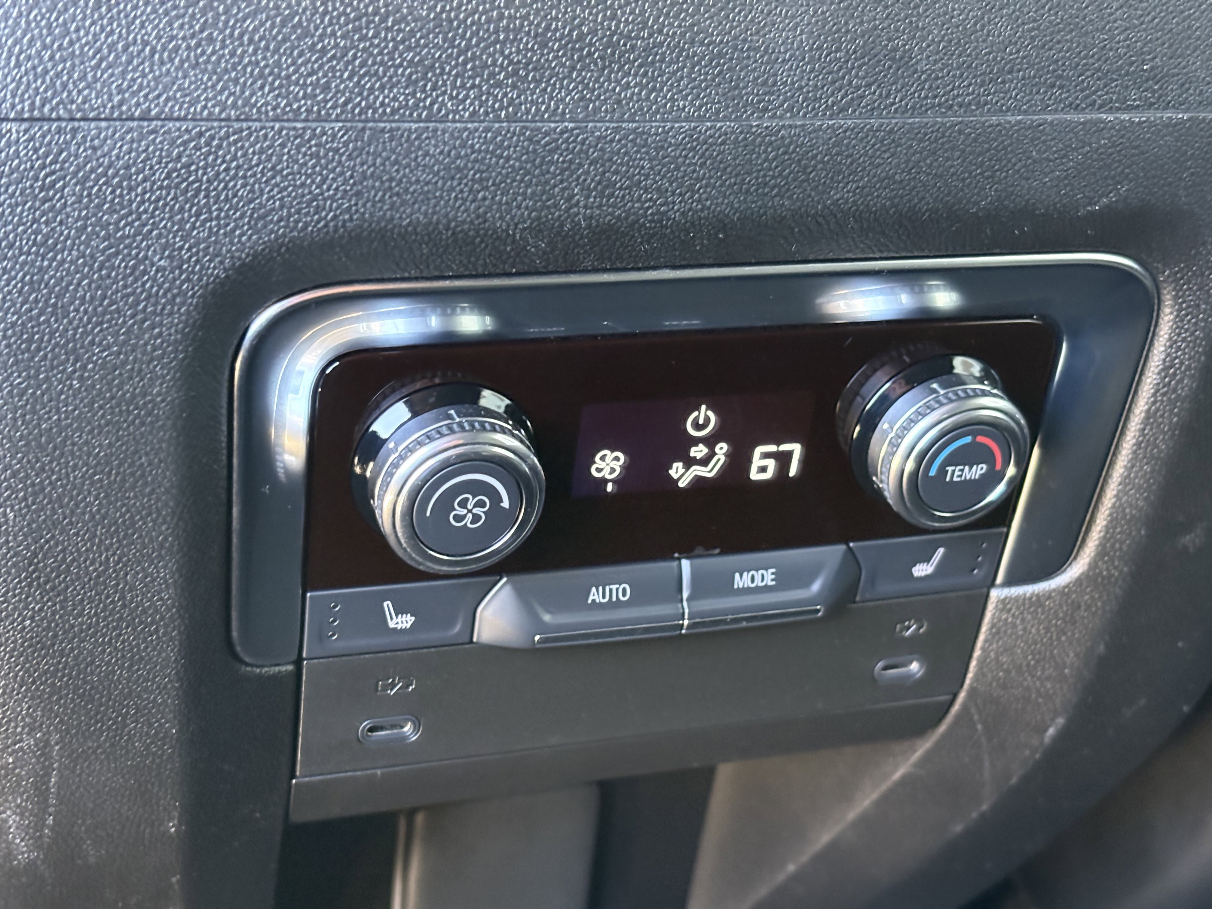 Used 2025 GMC Yukon XL Denali AWD/4WD image 15