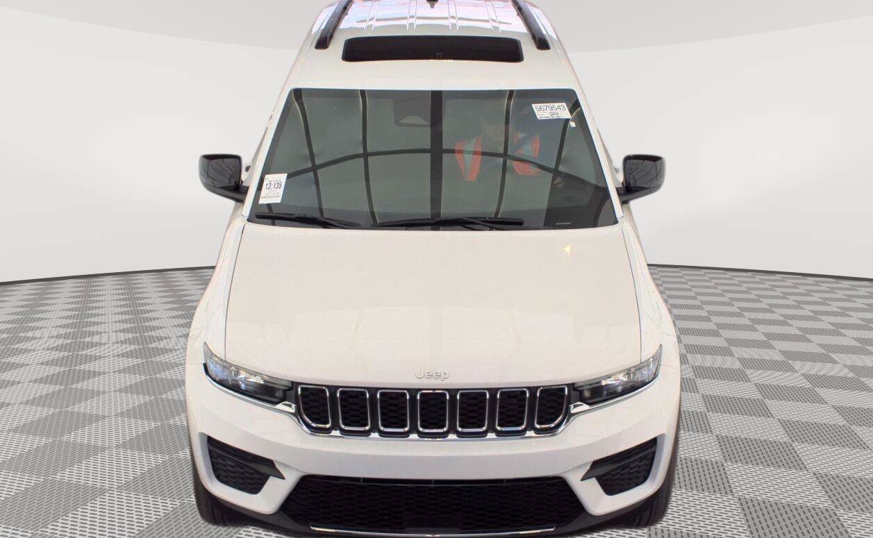 Used 2024 Jeep Grand Cherokee Laredo X RWD image 20