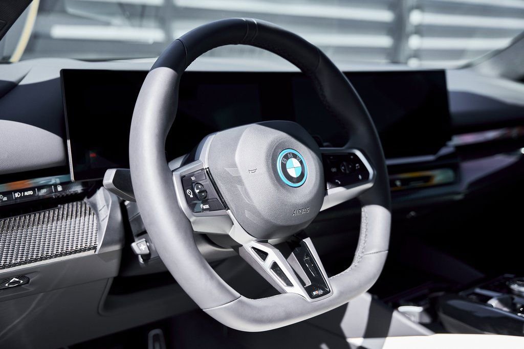 Used 2026 BMW 550e xDrive image 35