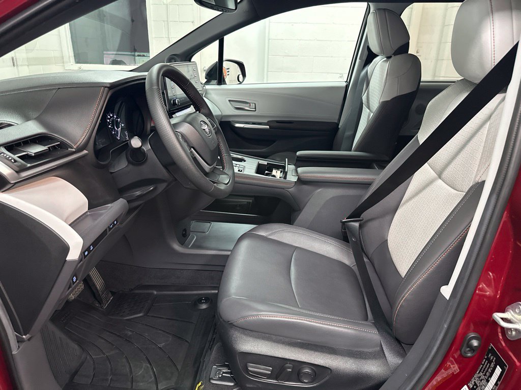 Used 2024 Toyota Sienna XSE w/ XSE Plus Package AWD/4WD image 18