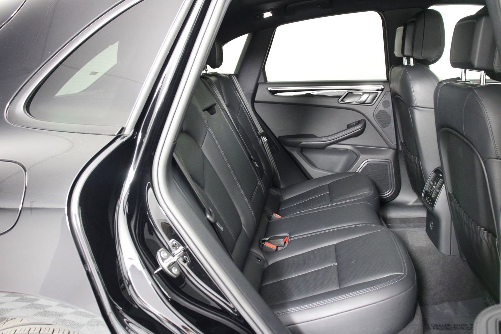 Certified 2025 Porsche Macan image 32