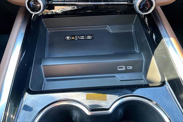 Used 2025 Chevrolet Suburban High Country image 16