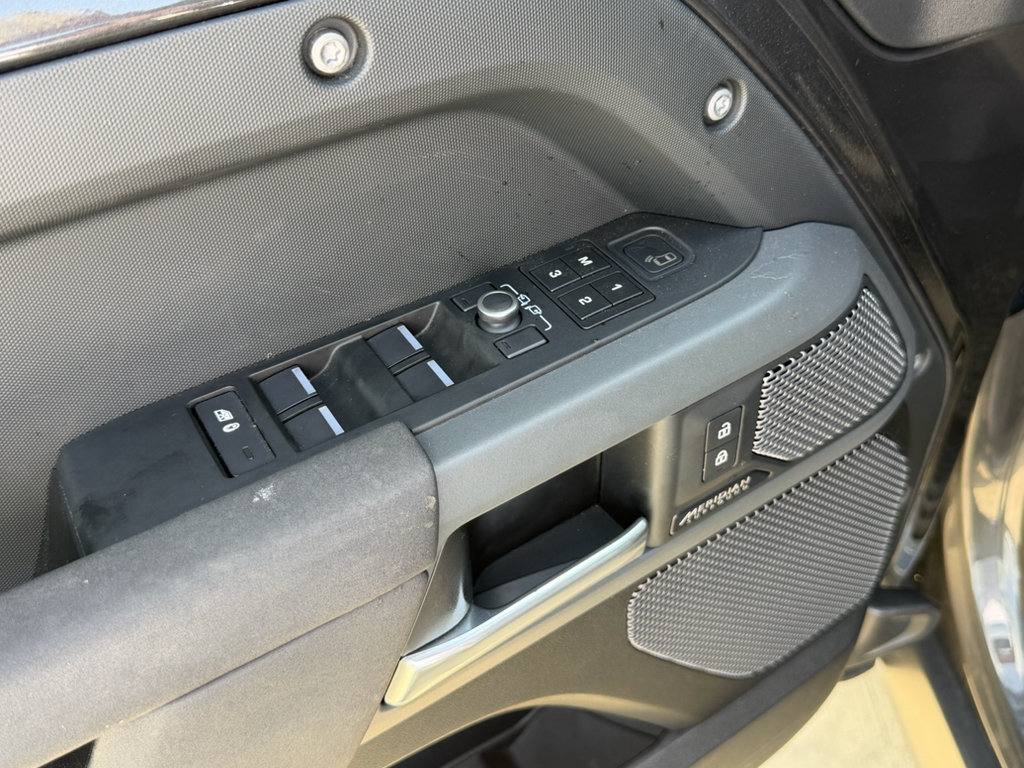 Used 2023 Land Rover Defender 110 X-Dynamic SE AWD/4WD image 25