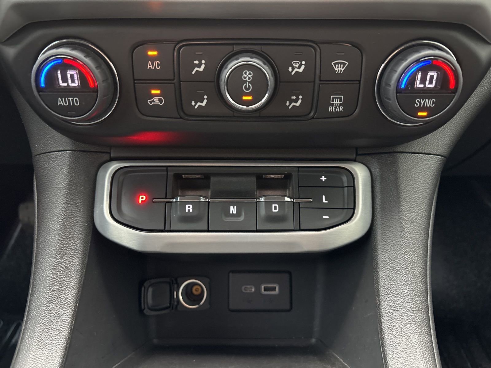 Used 2022 GMC Acadia SLE w/ Driver Convenience Package FWD image 26