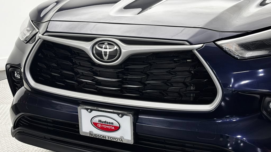 Used 2025 Toyota Highlander XLE AWD/4WD image 2