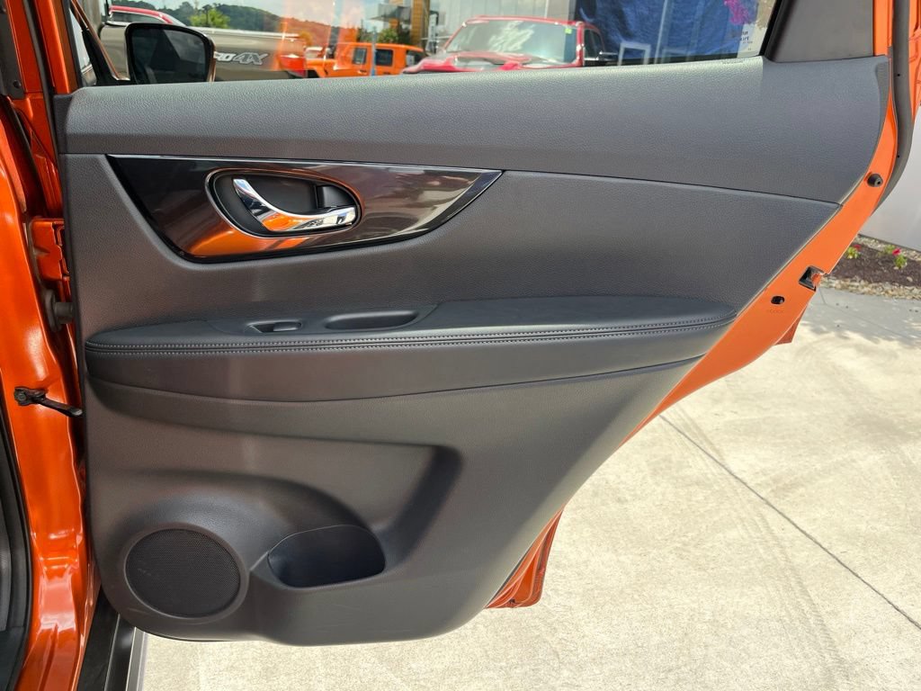 Used 2017 Nissan Rogue SV AWD/4WD image 25