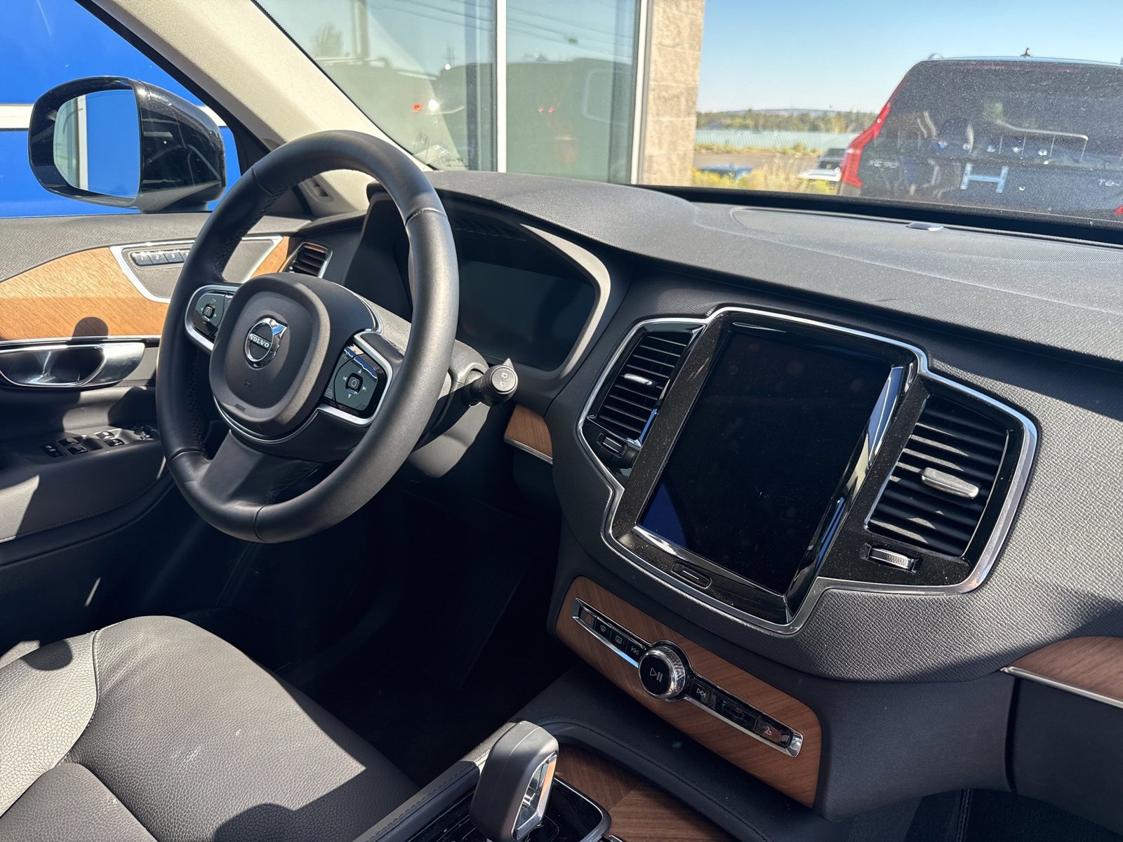 Used 2025 Volvo XC90 B6 Plus image 16