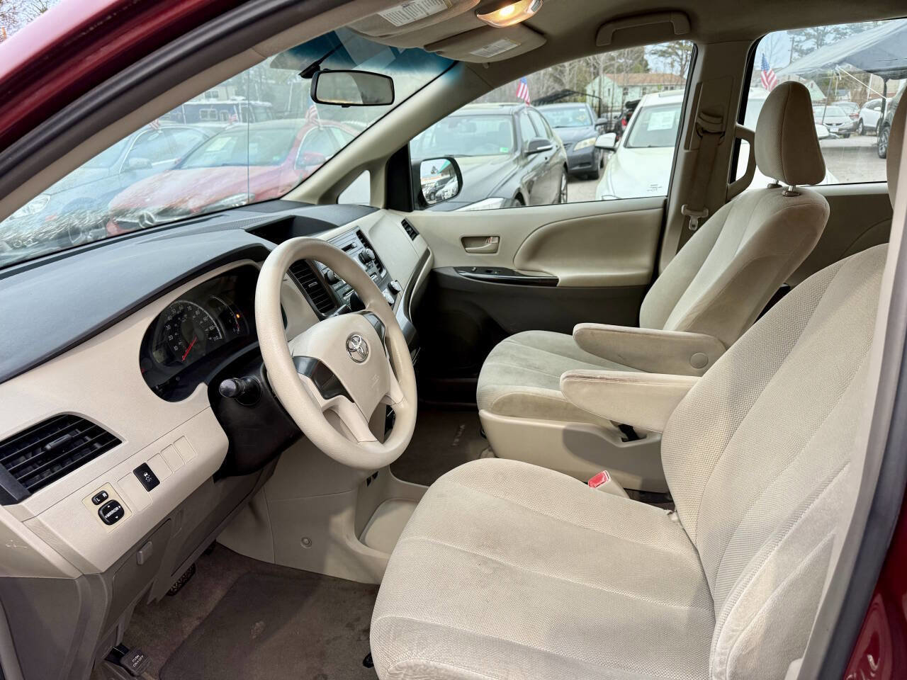 Used 2014 Toyota Sienna L image 9