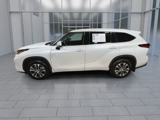 Used 2022 Toyota Highlander XLE AWD/4WD image 5