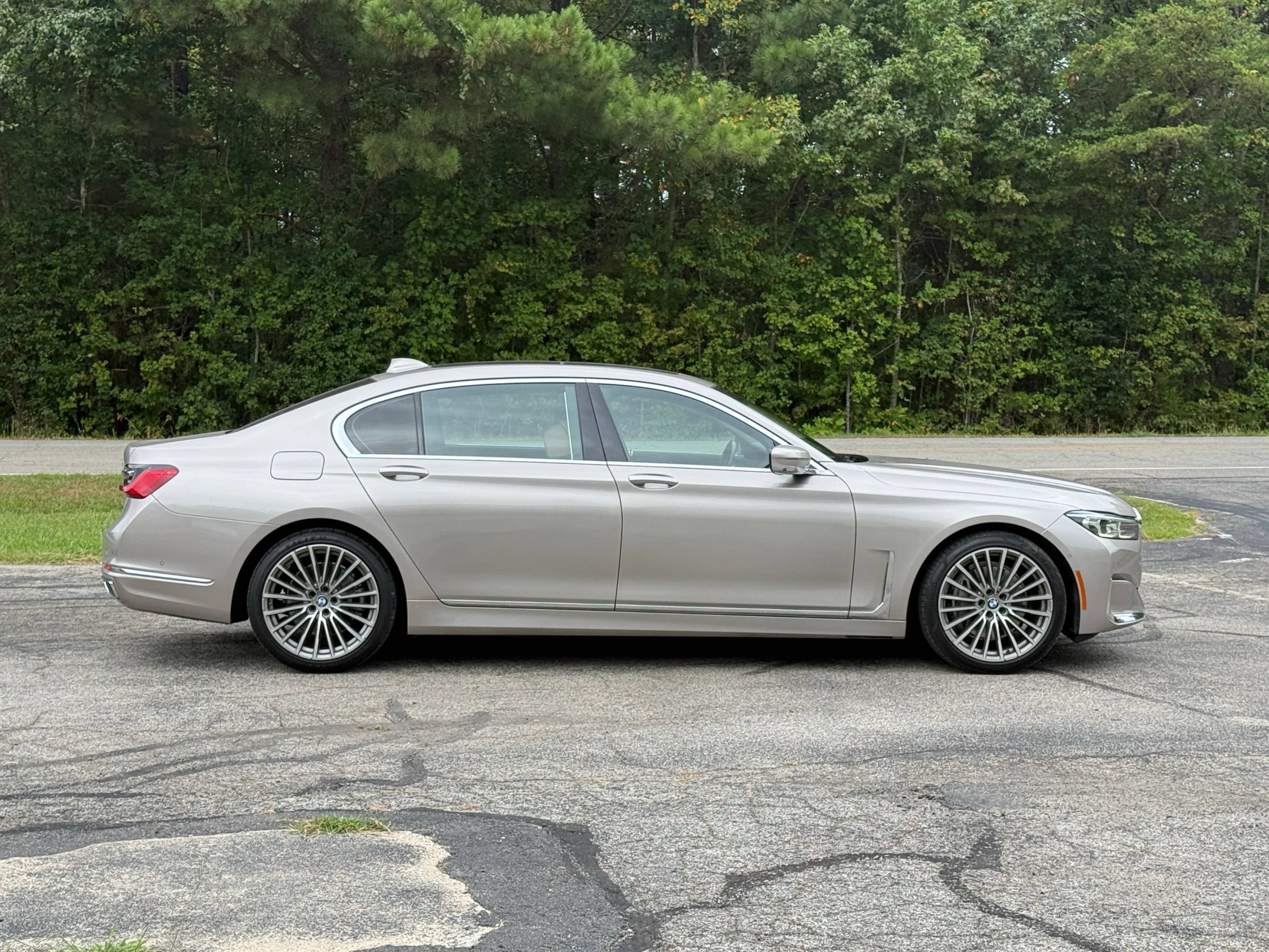 Used 2020 BMW 740i w/ Premium Package RWD image 3