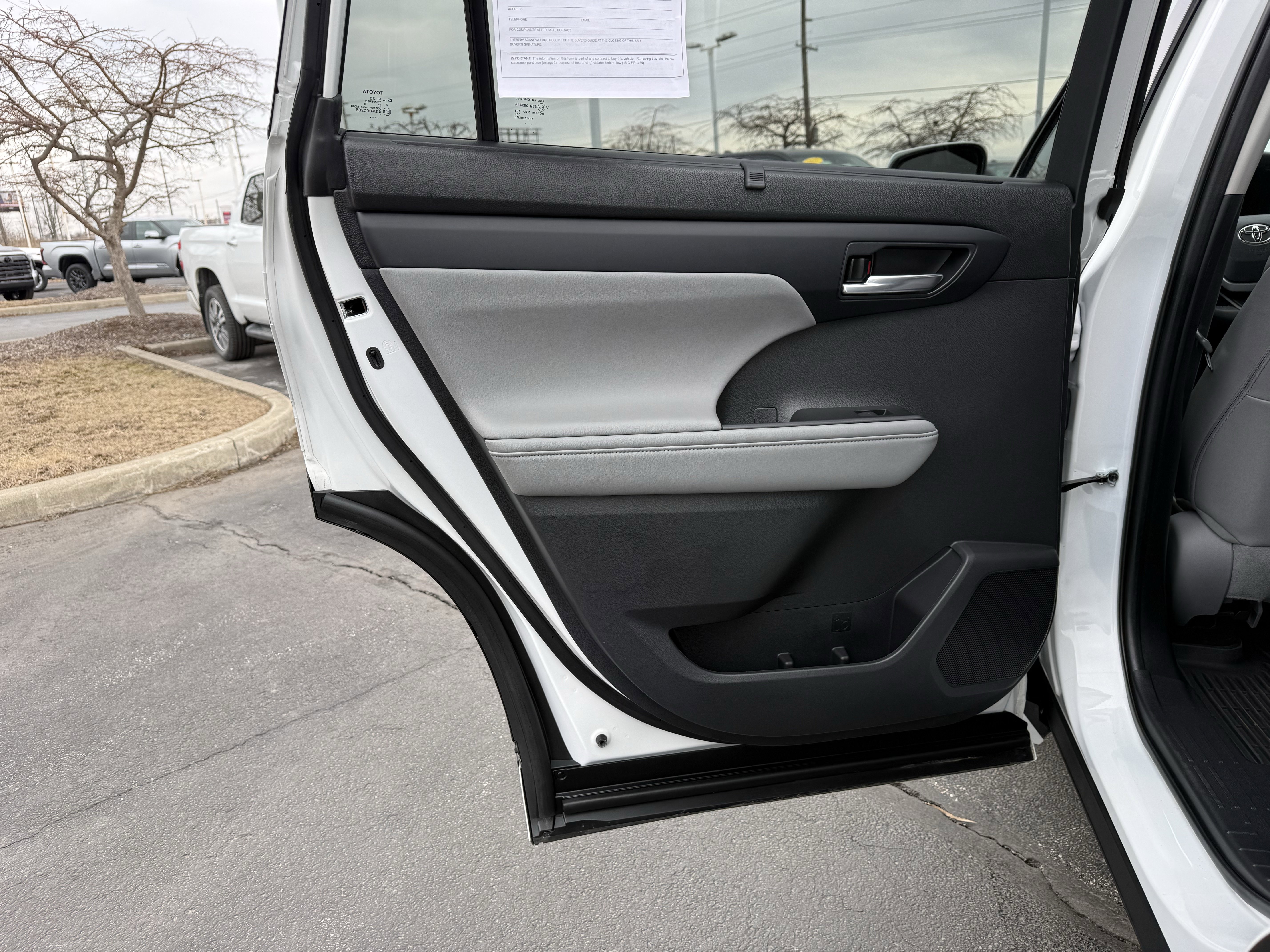 Used 2023 Toyota Highlander XLE image 20