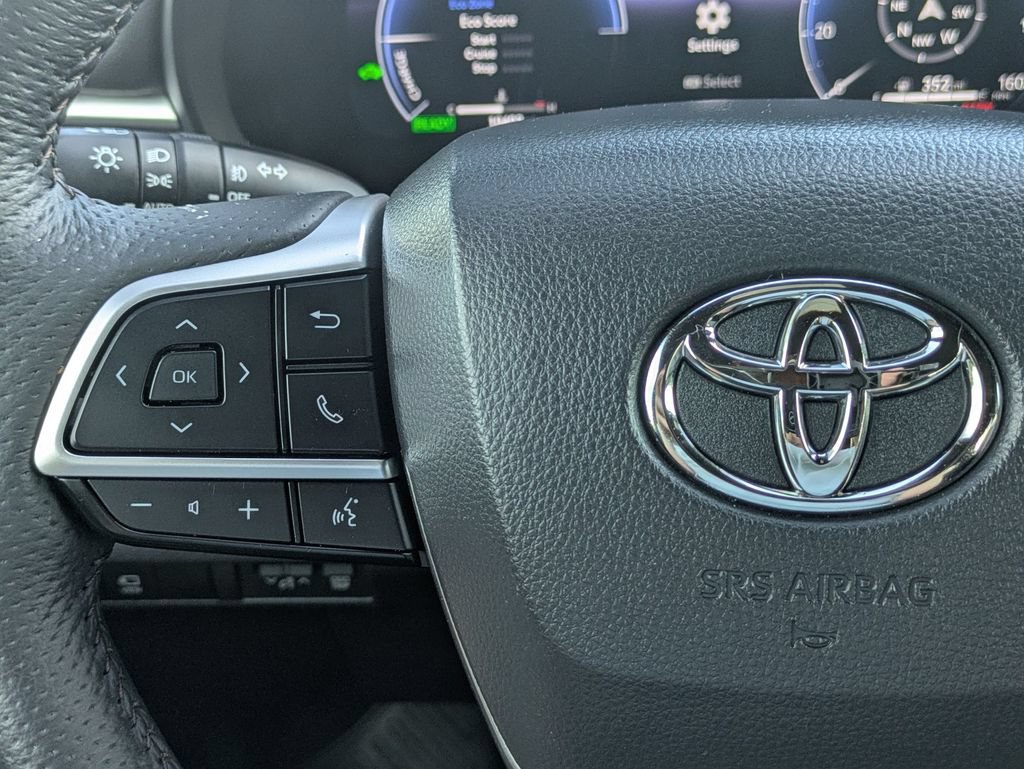 Used 2025 Toyota Sienna Platinum FWD image 16
