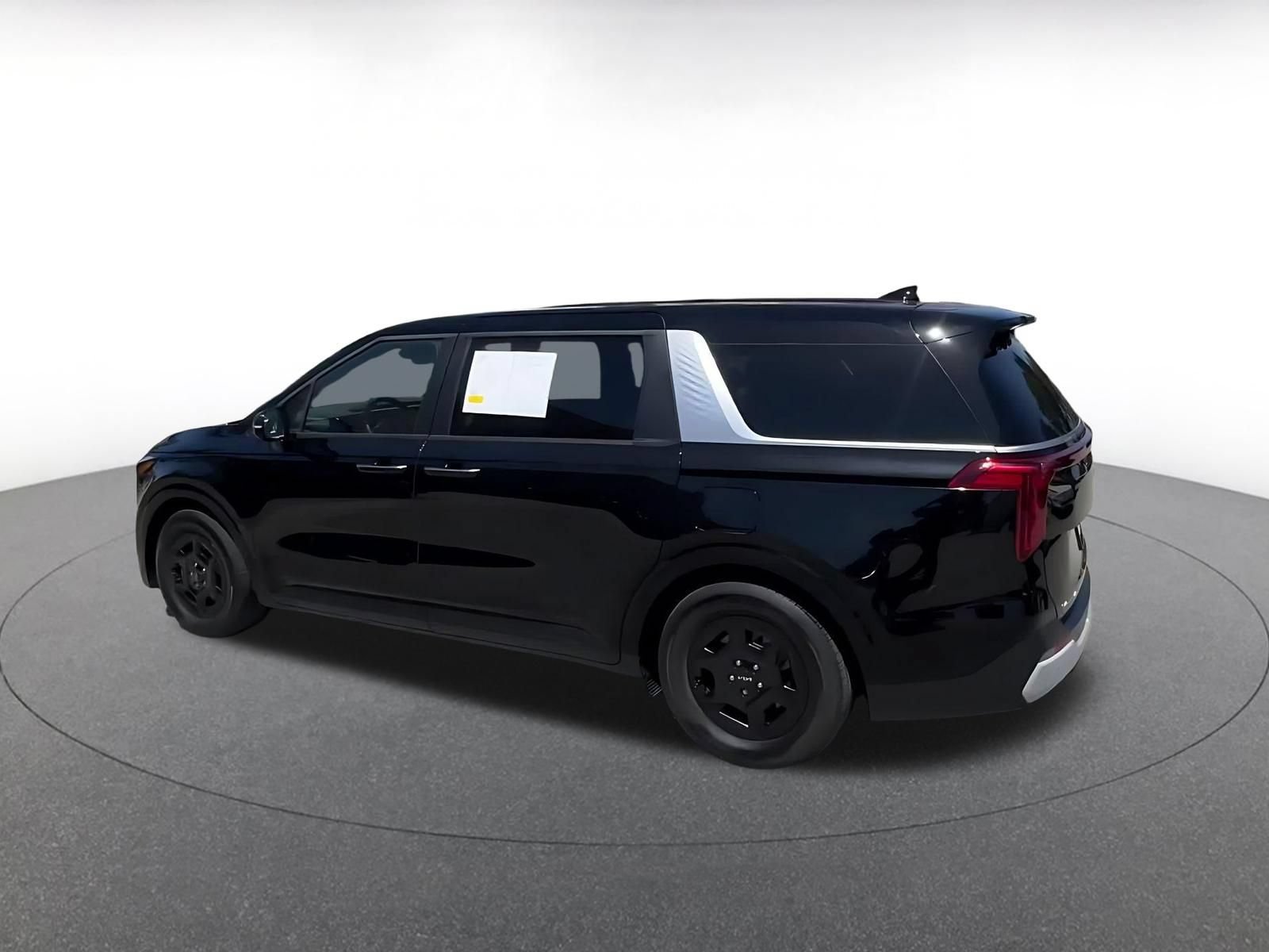 Used 2026 Kia Carnival FWD image 9
