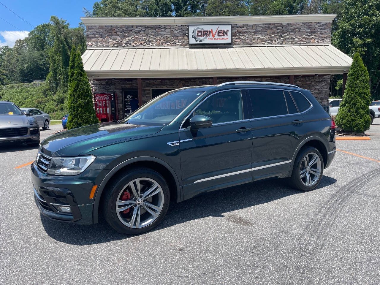 Used 2018 Volkswagen Tiguan SEL w/ R-Line Package FWD image 1