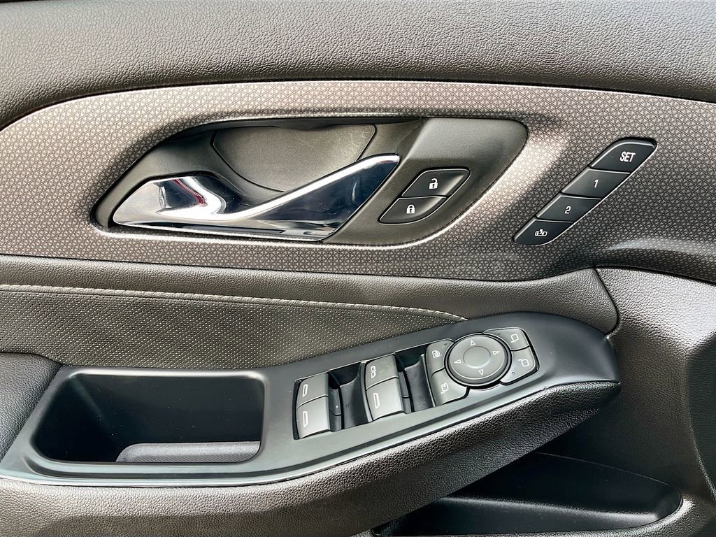 Used 2023 Chevrolet Traverse Premier image 18