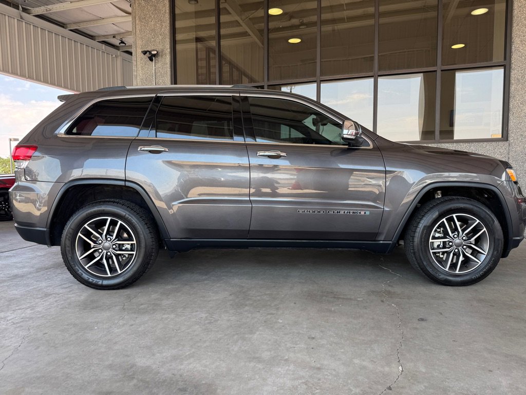 Used 2021 Jeep Grand Cherokee Limited w/ Luxury Group II image 40