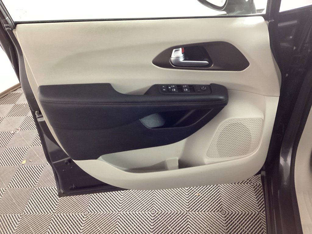 Used 2019 Chrysler Pacifica Touring-L Plus w/ Tire & Wheel Group image 20