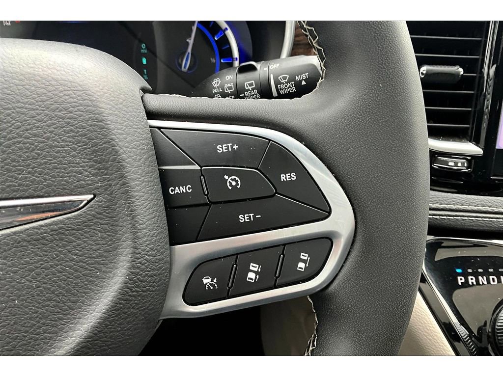 Used 2023 Chrysler Pacifica Limited image 25
