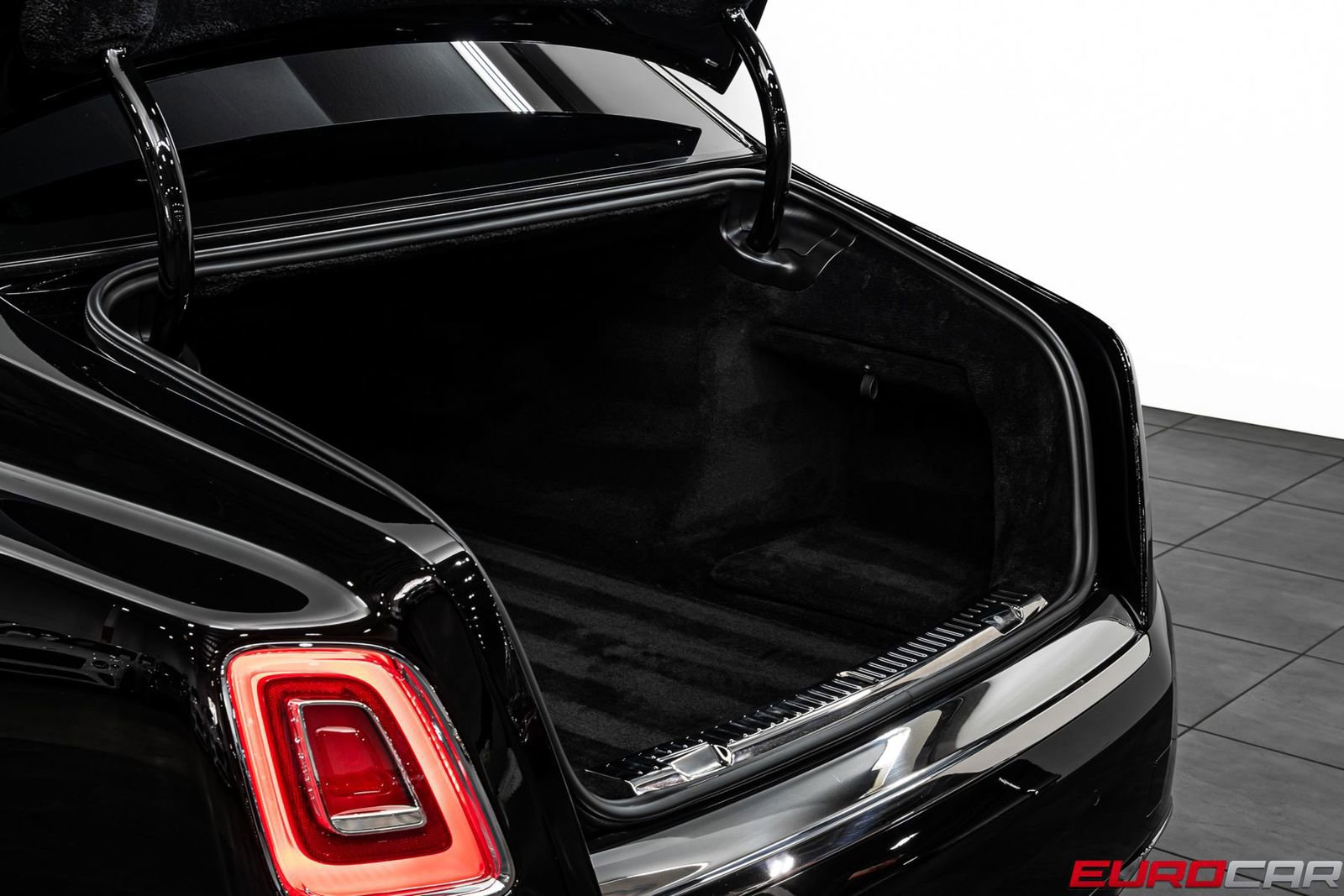 Used 2024 Rolls-Royce Phantom Sedan w/ The Phantom Package image 21