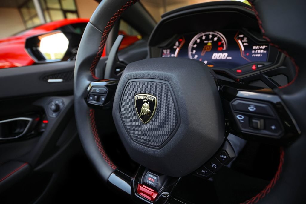 Used 2020 Lamborghini Huracan EVO RWD image 34