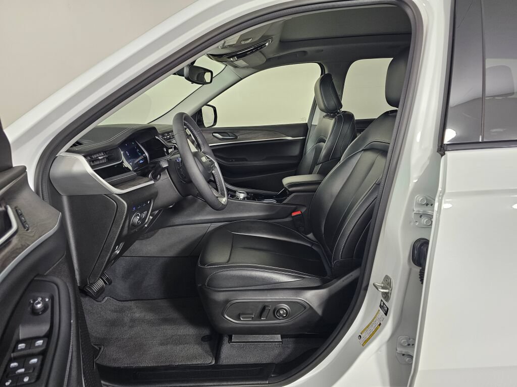 Used 2023 Jeep Grand Cherokee 4WD 4xe image 16