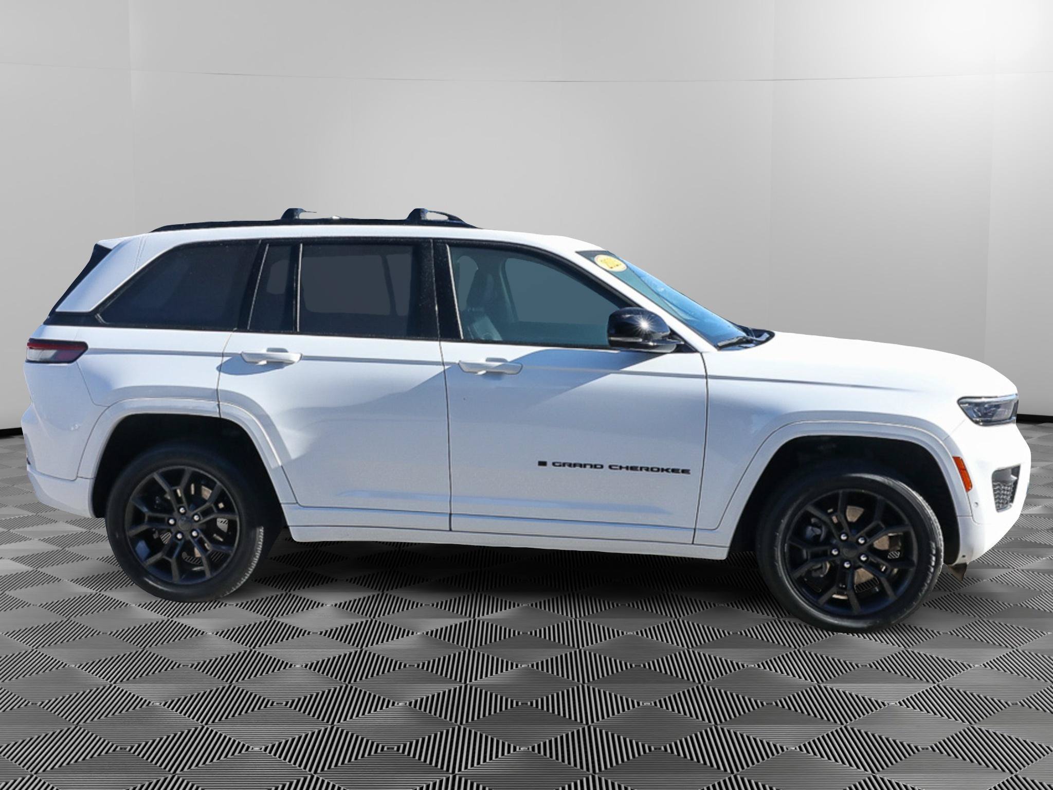 Used 2023 Jeep Grand Cherokee 30th Anniversary AWD/4WD image 9