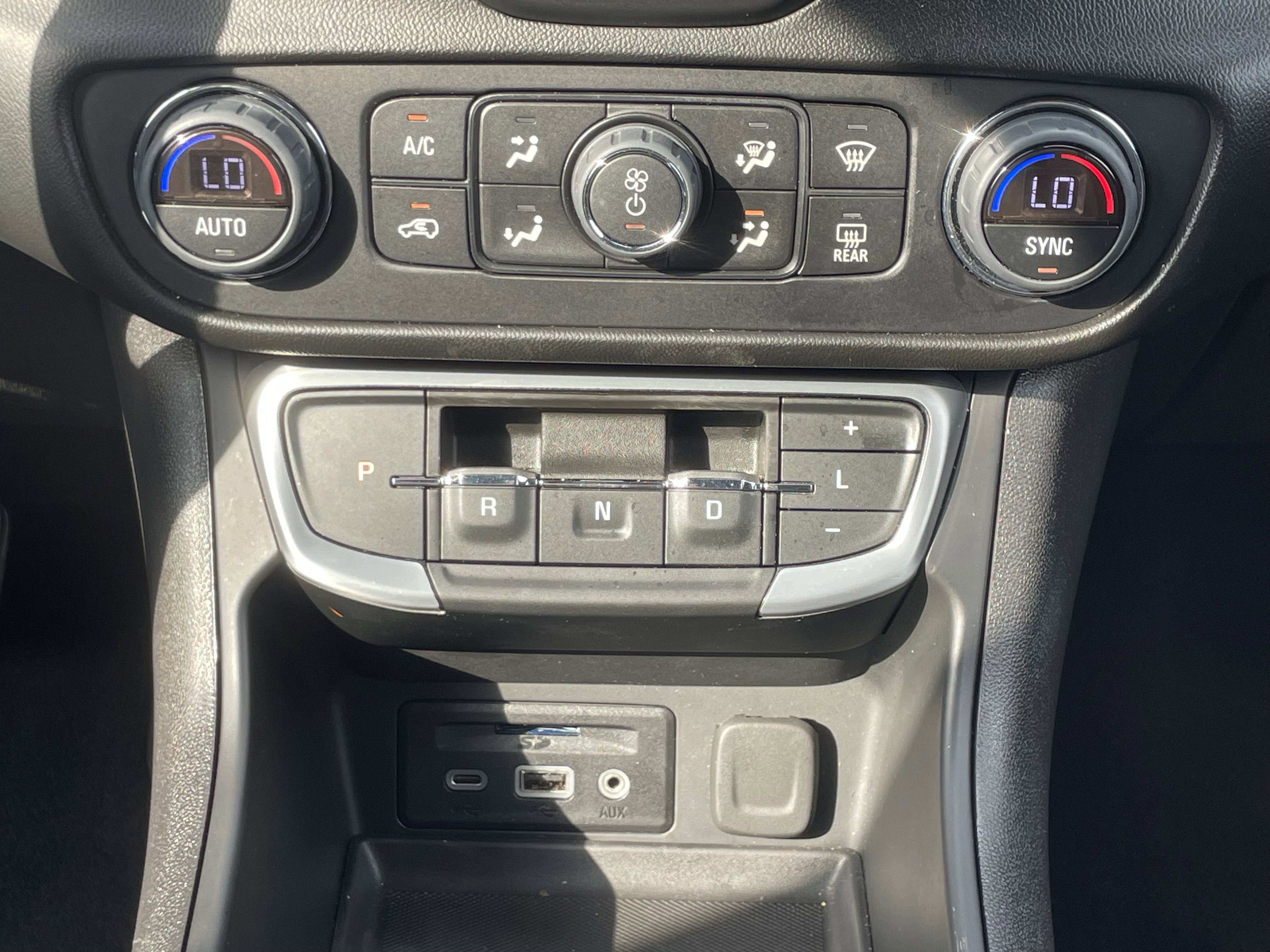 Used 2024 GMC Terrain SLT image 25