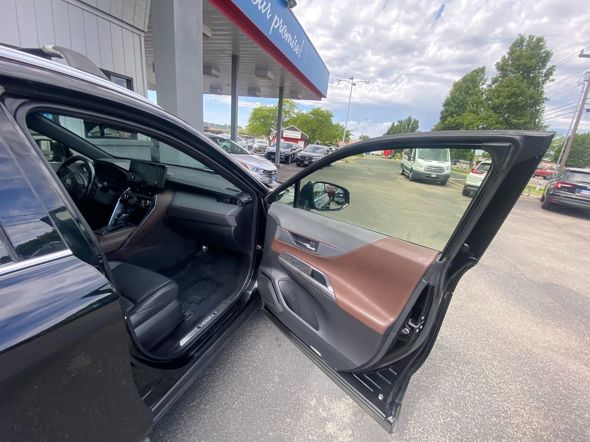 Used 2022 Toyota Venza XLE image 30