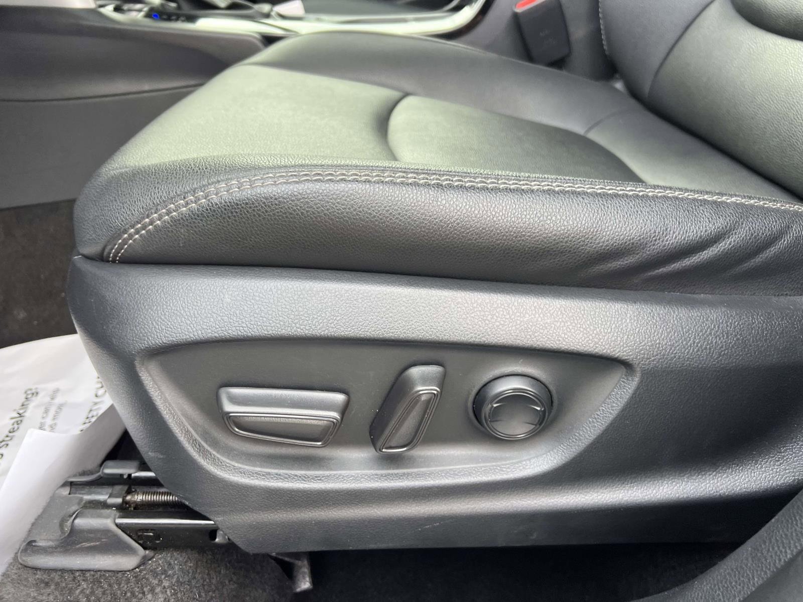 Used 2024 Toyota Corolla Cross XLE image 15