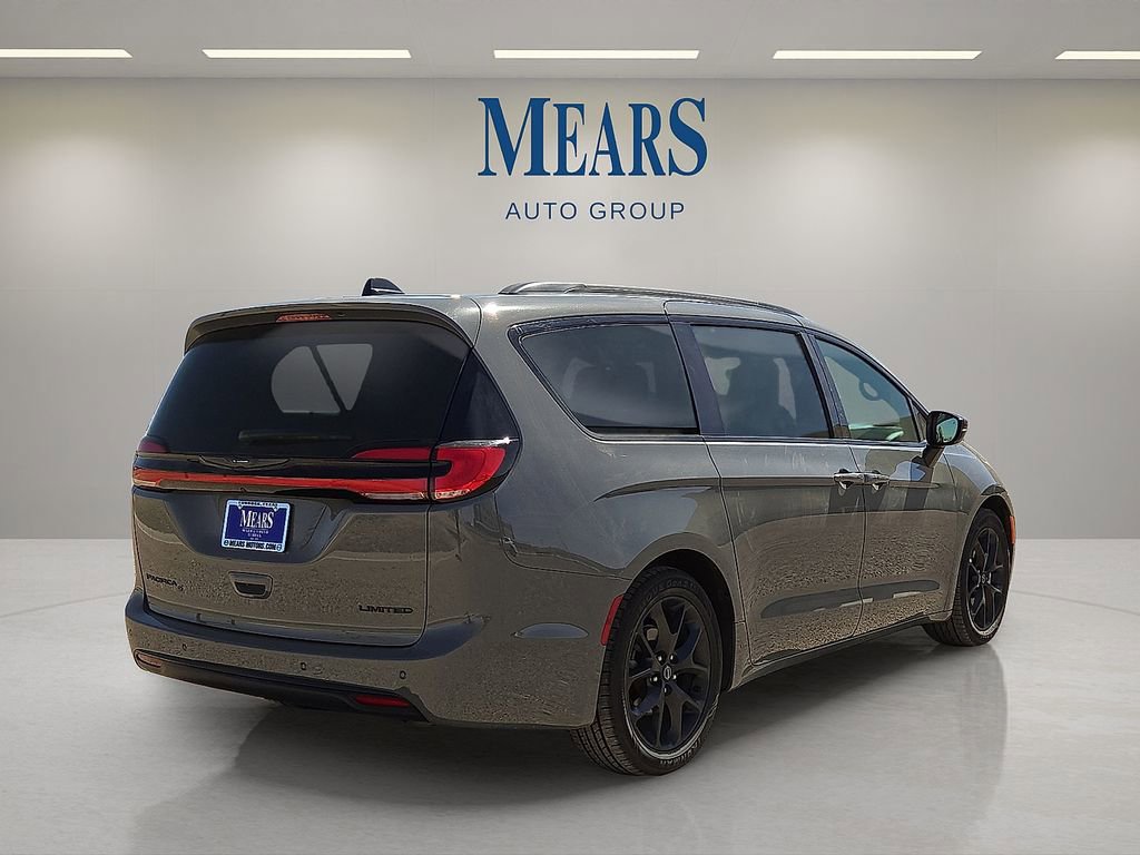 Used 2025 Chrysler Pacifica Limited image 5